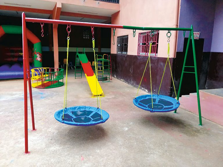 Aire de jeux avec balançoires