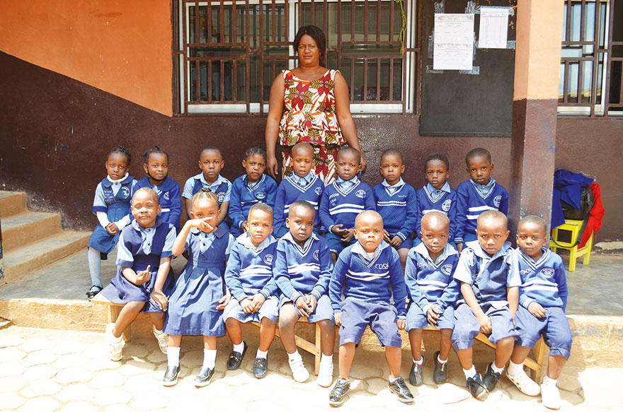 Élèves du primaire en uniforme